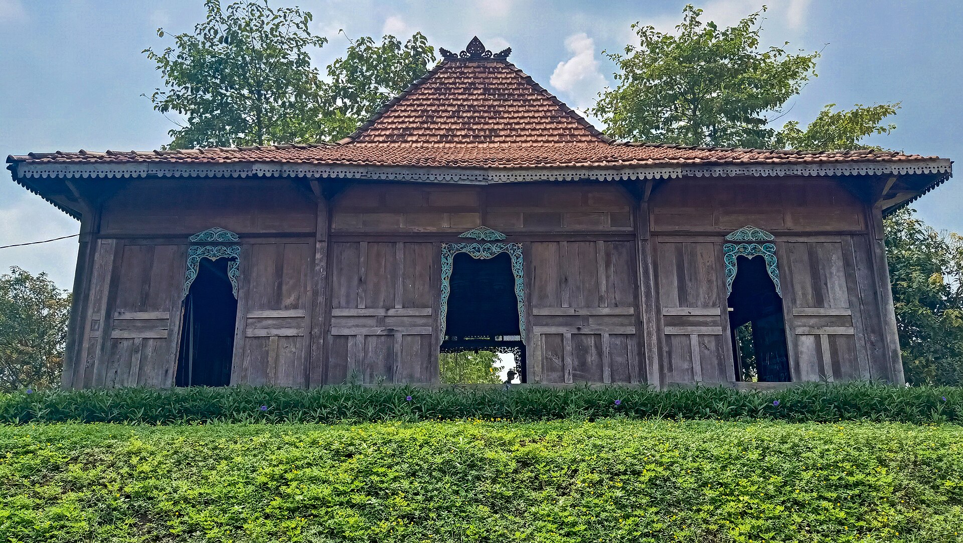 Rumah joglo kayu berusia tua dengan atap bertingkat khas Jawa Tengah