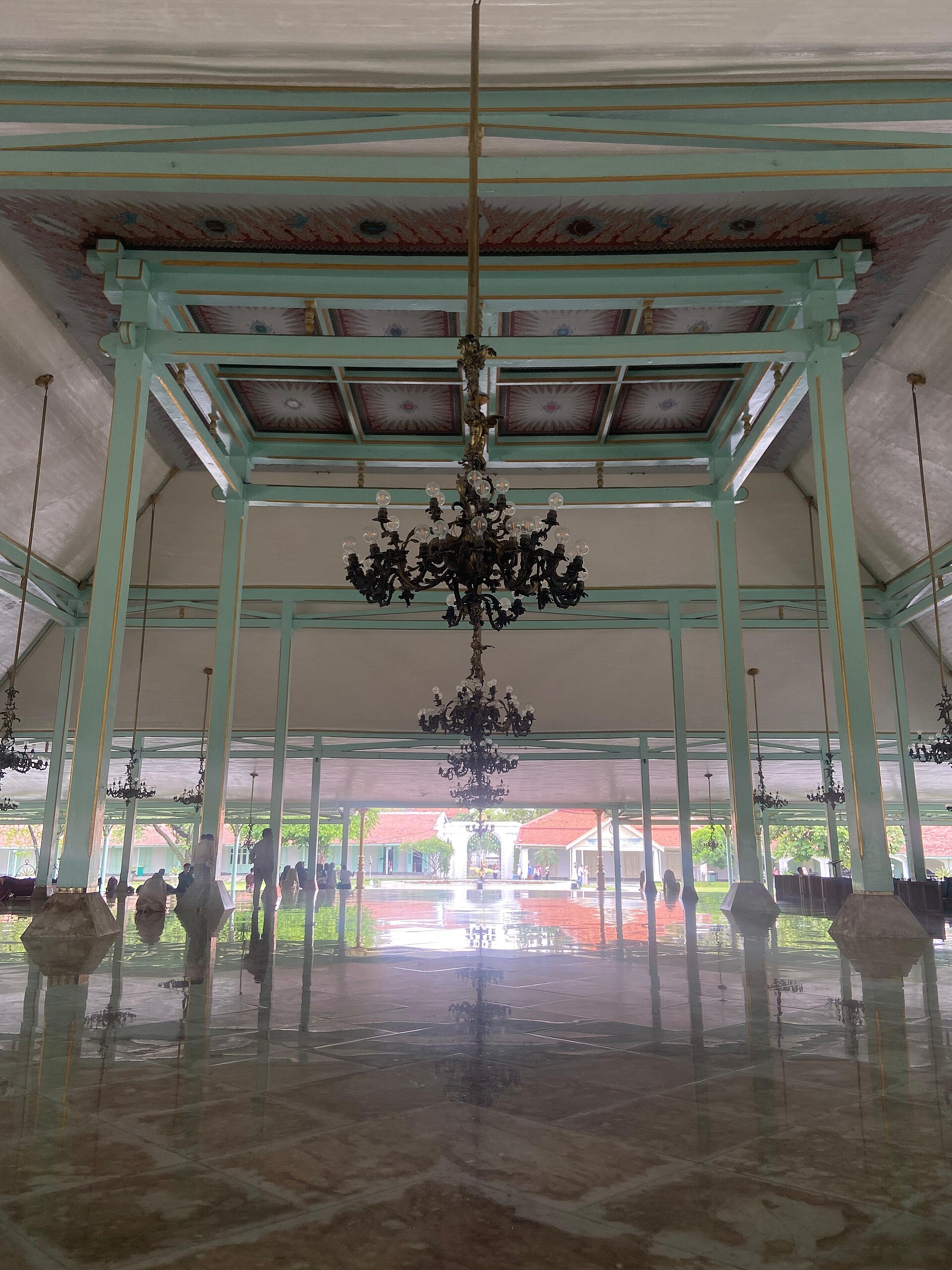 Pendopo bergaya Jawa dengan tiang hijau muda dan lampu gantung